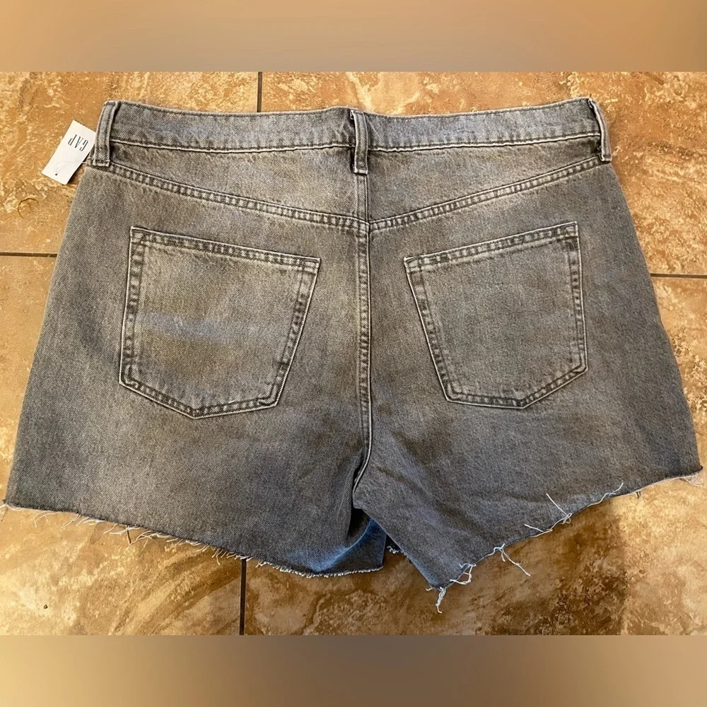 NWT Gap low stride zipper-Fly Destructed Denim light wash black Shorts  14/32 - Picture 5 of 9